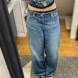 Baggy jeans  - Midja-46cm  Innerben-77cm  Hela-105cm    Köpta på vinted men har inte kommit till användning, nästan ny skick lite slitna på ena benet bara. Står inte häller nån storlek men skulle säga att de är L💗