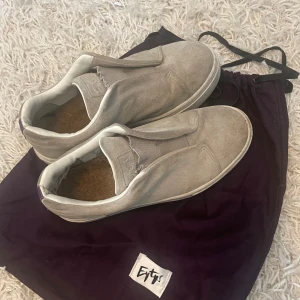 Eytys doja  - Grå eytys doja i bra skick lite smutsiga och har en slitning på hälen inuti skon 