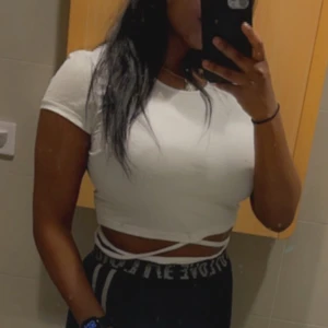 Vit top - Använd några gånger men i väldigt fint skick fortfarande 