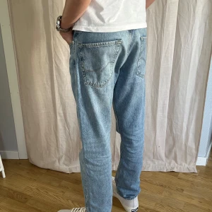 Jack and Jones Chris  - Ett par riktigt sköna jeans från Jack and Jones, modell Chris. Riktigt skön sommarfärg är enkel att matcha. Skick 8,5/10. Hör gärna av er om ni har frågor!