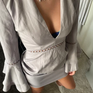 Klänning  - Ljus lila klänning med volang 💕