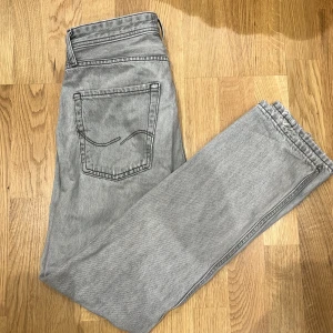 Säljer nu mina rippade Jack and Jones jeans! - Laidback