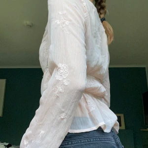 Cute mesh blus  - Säljer denna super söta mesh toppen. Jag har knappt använt den. Säljer toppen då jag inte passar i färgen :(. Toppen har lite trådar i broderingen som lossnat på vissa ställen.  DM för flera bilder och frågor! 