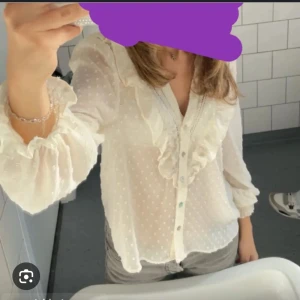 Zara blus  - Säljer nu min vita zara blus i strl S. Fint skick💗