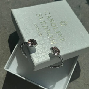 Caroline Svedbom - Caroline Svedbom armband. Aldrig använd.  Ord pris 795 kr