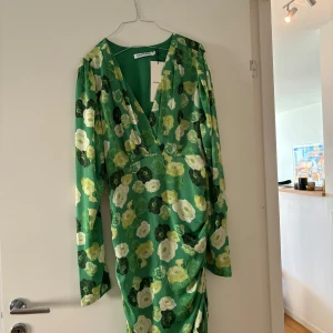Adoore klänning  - Fin adoore klänning. Storlek 40 och oanvänd med lappen kvar.