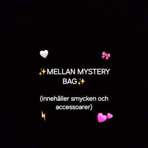 Mystery bag med innehåll av smycken och accessoarer! Man kan skriva t mig om man vill ha en speciell stil elr färg. Den är medium stor men säljer även stor och liten🤍 Köparen står för frakt💕🎀🫶🏼