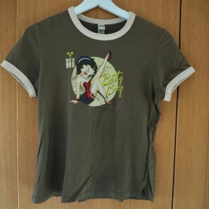 Betty Boop T-shirt  - Jättesöt grå tshirt med Betty Boop tryck!🥰