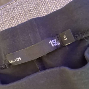 Basic utsvängda byxor - Svarta utsvängda byxor, köpt för 100🤍 dma mig om du har några frågor 🤍