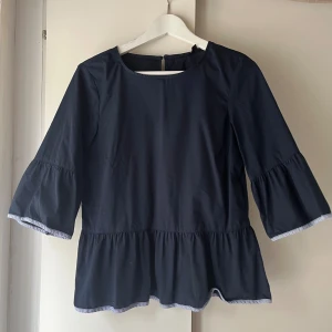 Marinblå topp med trekvartsärm - Fint skick!