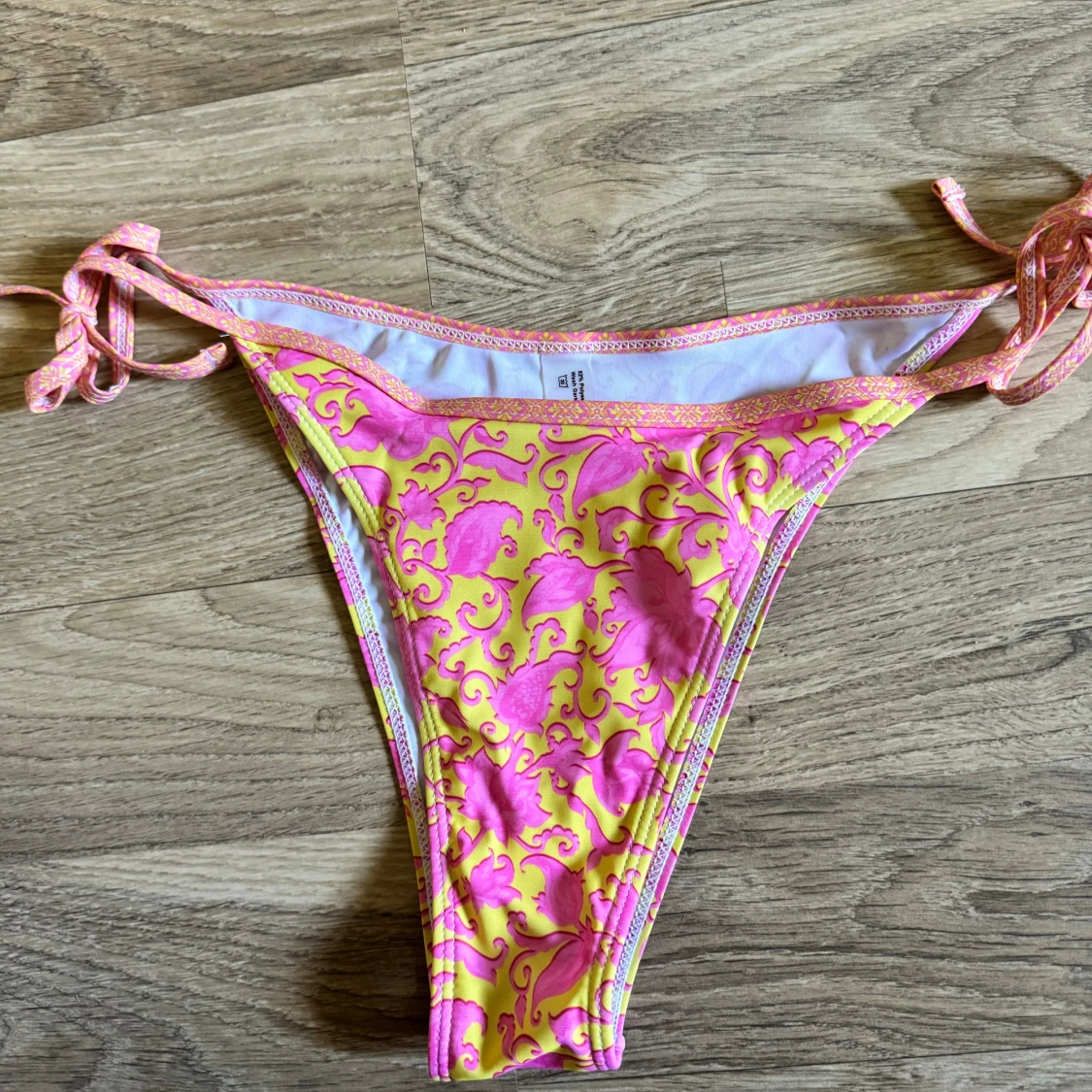 Gul och rosa bikiniunderdel