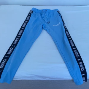 Hoodrich byxor - Ej stretch material. Sitter skönt.