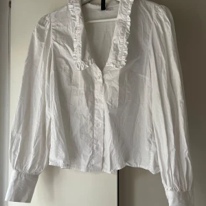 Vit skjorta  - Passar mig som har storlek S. Fint skick!