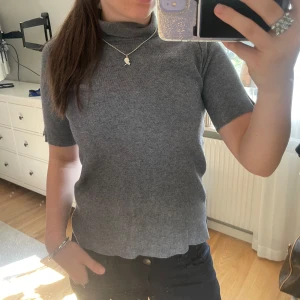 Stickad tröja  - Fin stickad tröja som sitter lite tajt 