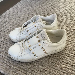 Valentino skor - Säljer dessa fina Valentino Garavani sneakers i modellen Rockstud. Dom är i fint skick och fler bilder kan skickas privat. Storlek 39 och har använts försiktigt. 