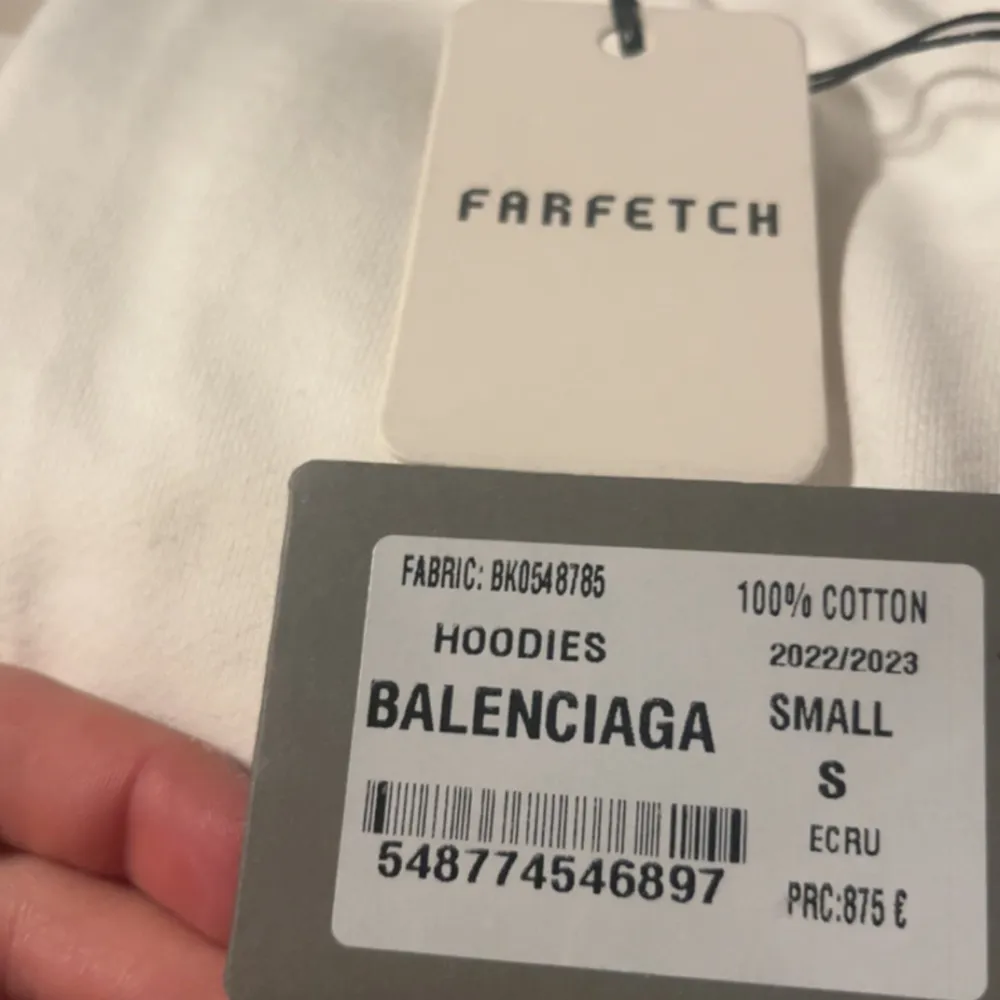 Äkta balenciaga hoodie köpt på el corte inglés i Marbella. Nypris 10,143kr. Hoodien jag testade i butiken var storlek Xs den passade mig perfekt men efter jag köpte den så behövde jag packa för att åka hem till Sverige, insåg sen att dom gav mig S 😫. Hoodies.