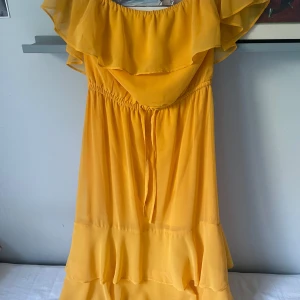 Brandgul finklänning - Gul/orange klänning i fint skick, bara använd en gång💛 storlek S men den är ganska töjbar, passar bra på mig som oftast har M.