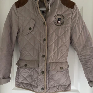 Lexington XS - Lexington jacka dam, storlek xs. Beige med cognac färgade detaljer.  Mycket fint skick.  