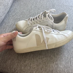 Veja skor - Säljer mina fina veja skor då jag vill köpa ett par andra skor. De är i bra skick och har inga skavanker. Skicka privat för fler bilder🤩  Nypris ligger runt 1500, och pris kan diskuteras 🥰