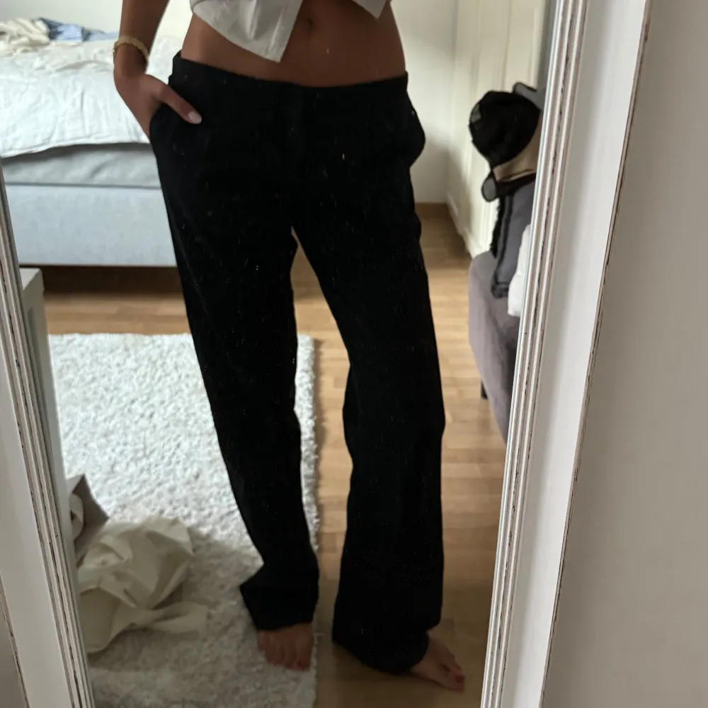 Säljer mina kostymbyxor från Brandy Melville, nypris 700kr. Jeans & Byxor.