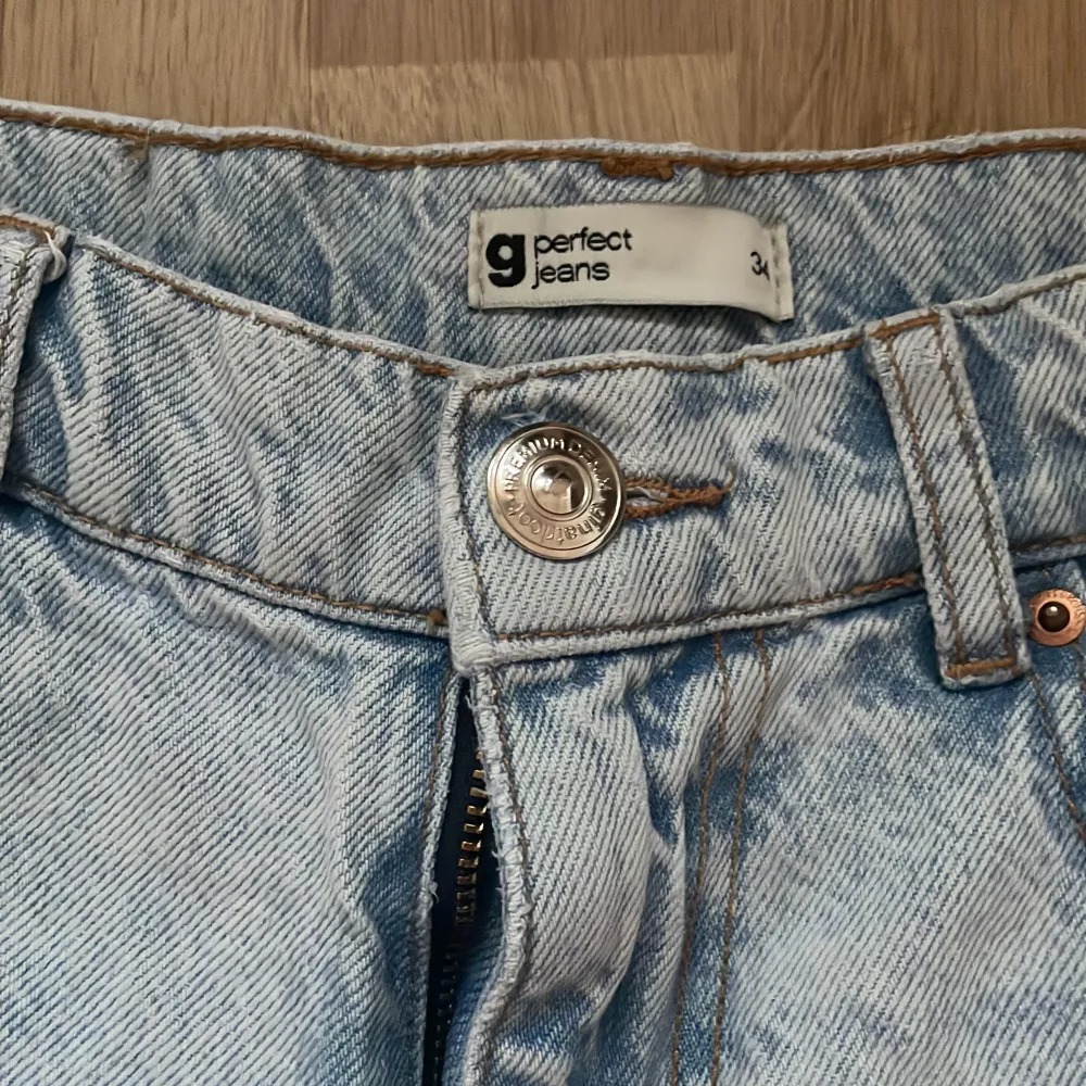 Vida jeans i storlek 34  Jag är 175 cm och de är nästan perfekta i längden men någon cm korta.  Bra skick  Använda 10 gånger  Från Gina Tricot . Jeans & Byxor.