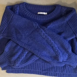Blå stickad tröja - Jättefin blå kabelstickad tröja från Na-kd med oversize känsla.