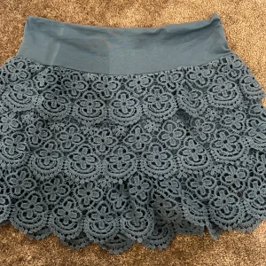 Kjol - En jätte fin blå kjol med inbyggda shorts! Jag köpte denna kjol på en marknad i grand canaria förra sportlovet💕 storlek S men den är stretchiga💙