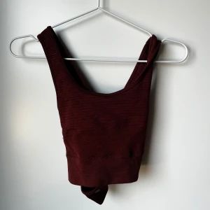 Alphalete sportbh  - Sportbh med crisscross detalj på ryggen. I toppenskick då jag inte tycker om färgen 