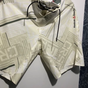Reebok crossfit shorts - L storlek. För stor för mig. Riktigt bekväm och skönt. 