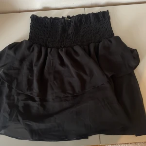 Kjol från chelsea - En svart volangkjol från chelsea. Använd fåtal gånger och har inga defekter. Nypris 400 kr. 