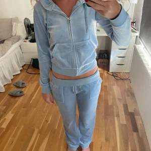Juicy set - Säljer dessa juicy set då jag näst intill aldrig använder det. Fortfarande i mycket bra skick! Överdelen är i S och byxorna är i M och är bra i längden för mig som är 171💗 kan sälja i set och varje del för sig! 