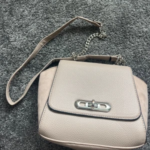 Biege handväska - Crossbody handväska i biege/rosa, med rem av kedja och läder, enkelt lås! ❤️