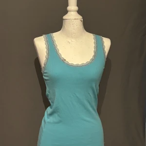 Linne med spets  - Ribbat och fint