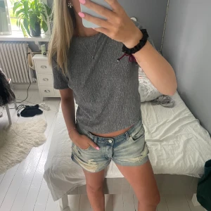 Grå Tröja  - Grå kortärmad tröja, perfekt till vardags 😍😍