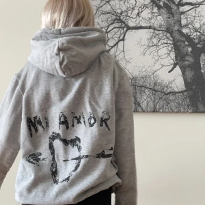 Mi Amor hoddie  - Säljer dena Mi Amor hoddien i st. S då den inte har kommigt till andvändning. Den är i ny skick och är köpt på zalando. Ny pris ca 1800. 🙂💕 skriv för mer bilder. 