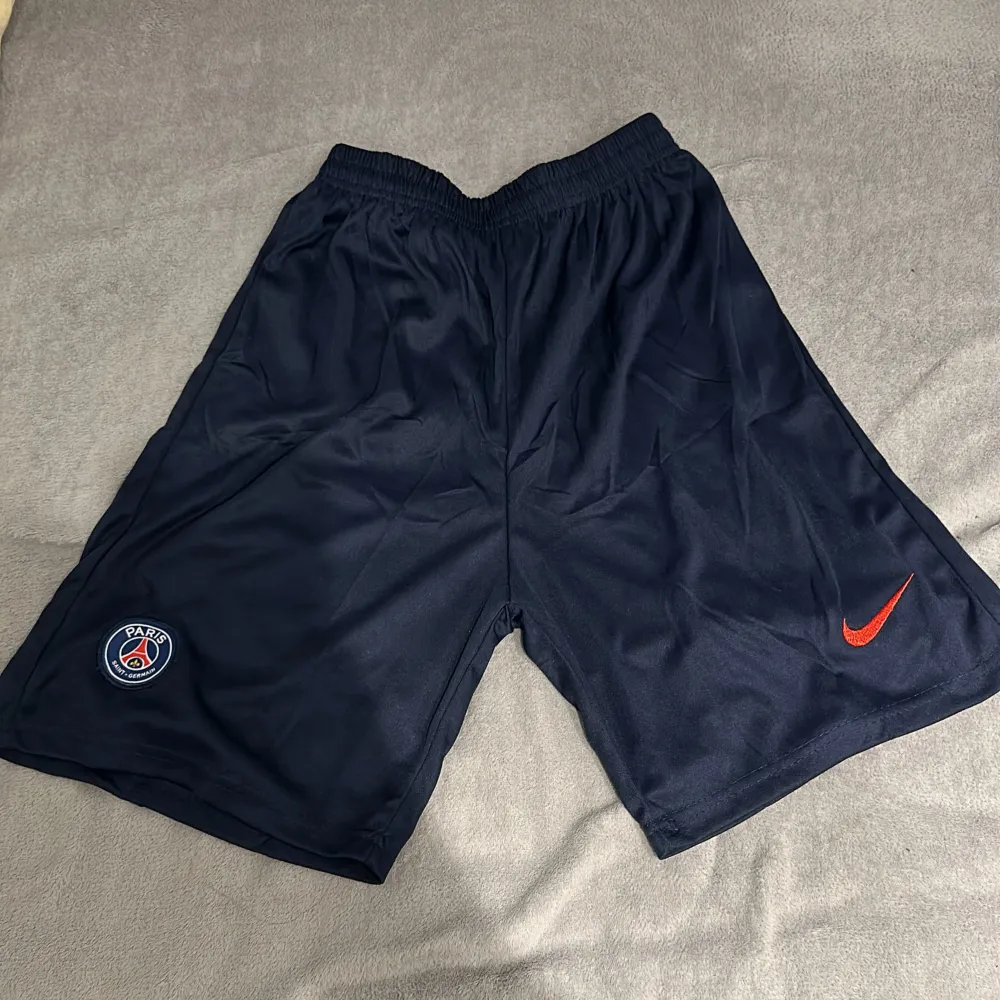 Säljer psg sjorts eftersom dem är för små.. Shorts.