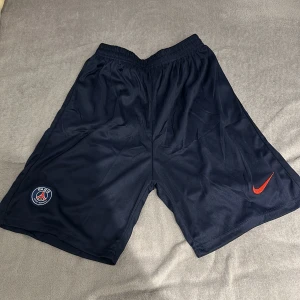 Psg shorts - Säljer psg sjorts eftersom dem är för små.