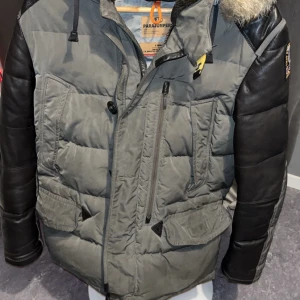 Parajumper Special Edition vinterjacka - Märket är parajumper, det är en speciel Edition jacka, som då gick för cirka 13,000kr nu mera säljer jag den, den är jätte bekväm och varm det går ej att frysa i, pälsen är äkta, det finns stora fickor och många, 9/10 jacka Snabbaffär=billigare