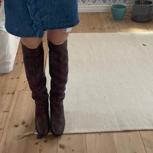 Bruna höga stövlar - Superfina bruna höga stövlar med medelhög klack! Märkta som storlek 39, passar mig som har 25cm i fotmått. ( jag är 163cm). Bra skick!