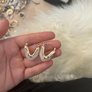 Nelly örhänge - Säljer dessa örhängena från Nelly som aldrig kommit till användning! 