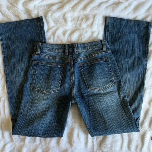 Brandy Melville Low Waist Bootcut Jeans - Säljer dessa assnygga Brielle 90's från Brandy Melville i storlek S🩵 Passar både S/M💙 Dessa byxor har jag sytt upp 5 cm! Super bra skick, endast använt 1-2 gånger. - Midjemått 70 cm runt om - Innerbenslängd 75 cm 