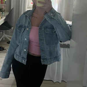 Jeansjacka  - Jättefin jeansjacka från Gina Tricot i strl L, den är endast använd 3 gånger så jättebra skick!! Perfekt nu till hösten💕💕💕