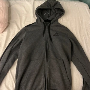 Adidas kofta - En helt ny fräsch grå adidas kofta som är jättebekväm att ha på sig. Koftan har aldrig kommit till användning alltså den är helt ny