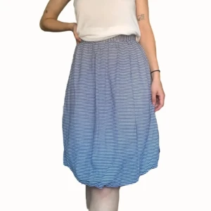 Randig ballongkjol - En blåvit randig midi-kjol från 80-talet med dragkedja och knapp. Jätte bra skick