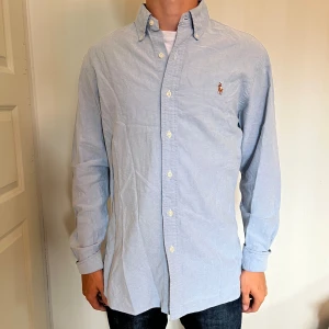 Polo Ralph Lauren Skjorta - Ljusblå Ralph Lauren skjorta | Storlek M | Modellen är 170 | Bra skick | Skriv vid funderingar// Palmeras 🌴