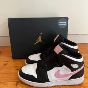 Jordan 1 ”Light arctic pink” mid  - Säljer mina Jordan 1 ”Light arctic pink” mid eftersom att de inte kommer lika mycket till användning som jag hade hoppats, de är i storlek 38,5 men passar även 38. Köpta för ungefär 3400kr och skokartong medföljer.