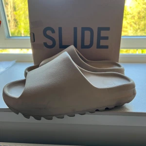 Yeezy slides - Storlek 42, använda