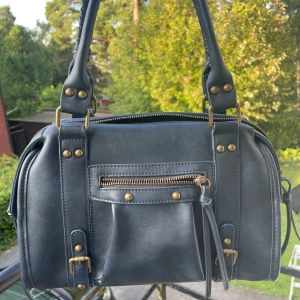 Mörkblå handvöska - Super snygg väska som passar till allt och är väldigt rymlig!💗 inga defekter och är som i nyskick!☀️ man får även med ett långt band🥰