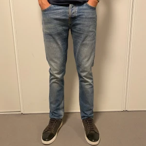 Nudie jeans  - Hej! Vi säljer nu dessa otroligt populära och eftertraktade Nudie jeansen i modellen Grim Tim. Toppskick 10/10. Modellen är 185 och väger 70kg. Hör av dig vid frågor!