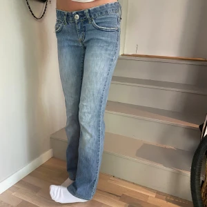 Lågmidjade jeans  - Snygga lågmidjade jeans. Lite korta på mig som är 172. 